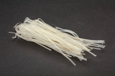 Kuru pirinç eriştesi pişirmeye hazır.