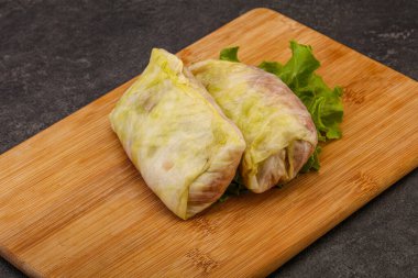 Ev yapımı çiğ lahana ve yemek pişirmek için et.