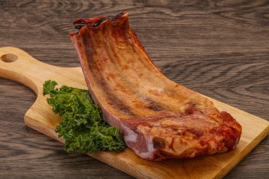 Baharatlı ve otlu domuz pirzolası.