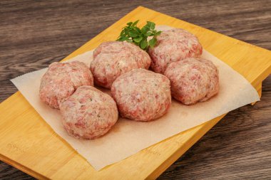 Yemek pişirmek için çiğ hindi köftesi.