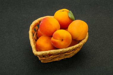 Taze, tatlı, birkaç kayısı meyvesi.