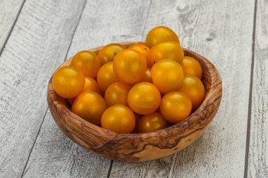 Taze sarı, lezzetli vişneli domates yığını