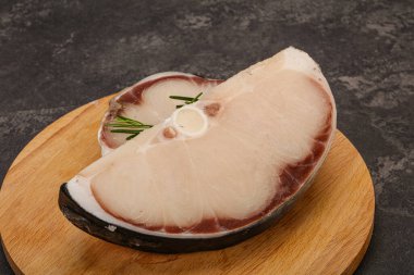 Çiğ köpekbalığı bifteği pişirmek için biberiye servis edilir.