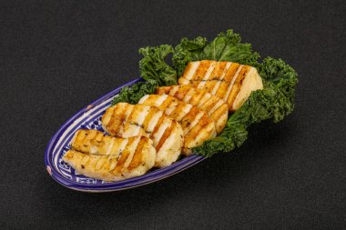 Izgara Yunan haloumi peyniri ve baharat.