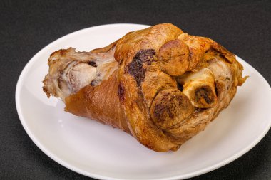 Baharatlı ve otlu domuz budu.