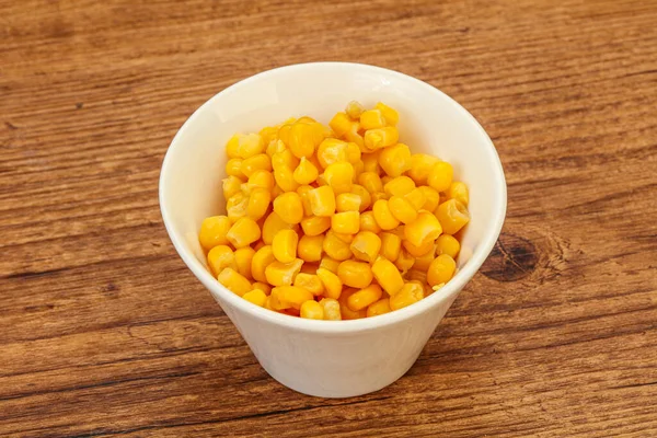甜甜的玉米种子在碗里 — 图库照片