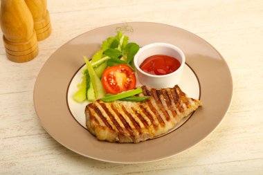 Soslu ve sebzeli ızgara domuz pirzolası.