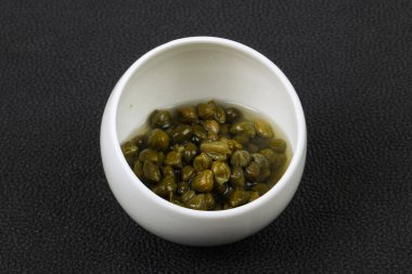 Kasede marine edilmiş kapari.