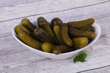 Kâsede fesleğen servis edilen salatalık yığını.