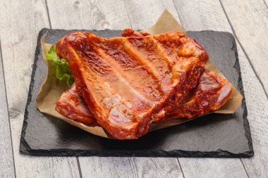 Çiğ domuz pirzolası pişirmeye hazır.