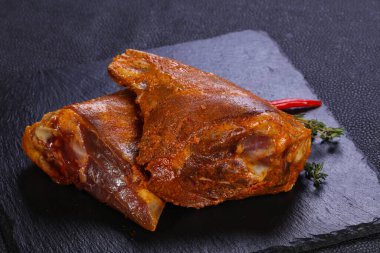 Çiğ kuzu inciği pişirmeye hazır.