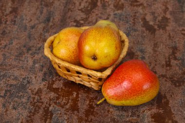 Tahta sepetteki olgun armut yığını.