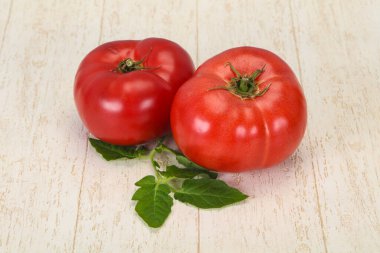 Ahşap arka planda Olgun kırmızı domates