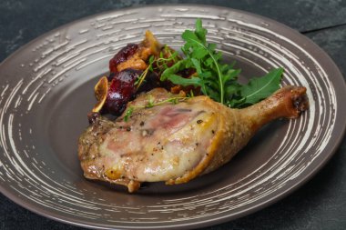 Kavrulmuş. Ördek. erik, incir ve elma ile bacak