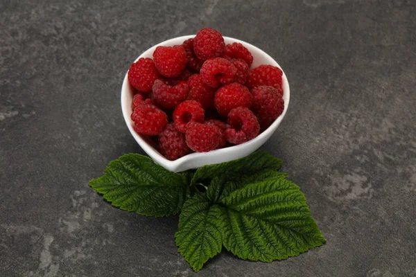 Rode Heldere Rijpe Zoete Frambozen Met Blad — Stockfoto