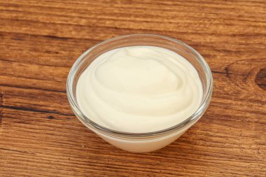 Süt ekşi krema kasede
