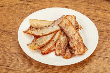 Kızarmış domuz pastırması tabakta.