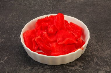 Asya mutfağı terbiye edilmiş zencefil kökü kasede.