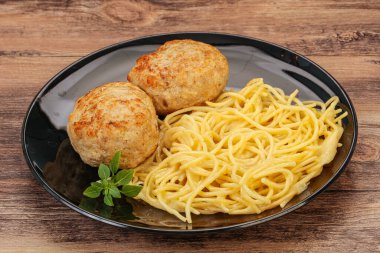 Peynirli spagetti ve ev yapımı tavuk pirzolası.
