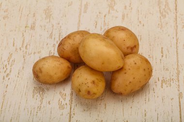 Çiğ taze patates yığını.