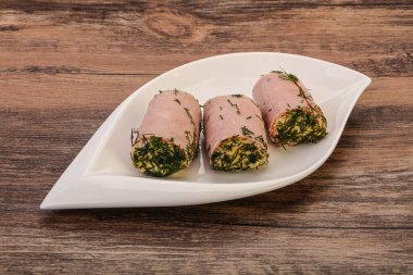 Peynirli ve sarımsaklı jambonlu sandviç.