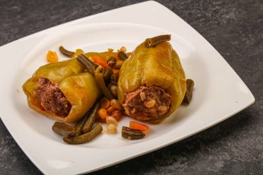 Doldurulmuş dolma dolma biber, et ve pilav.