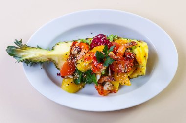 Deniz ürünleri ve sebzeli ananas.