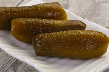 Kâsede ev yapımı salatalık turşusu