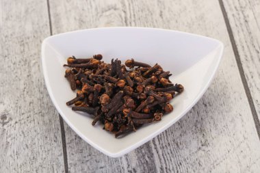 Kase kuru karanfil tohumları