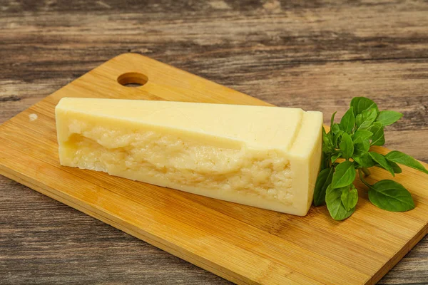 Parmigiano Stagionato Servito Con Foglie Basilico — Foto Stock