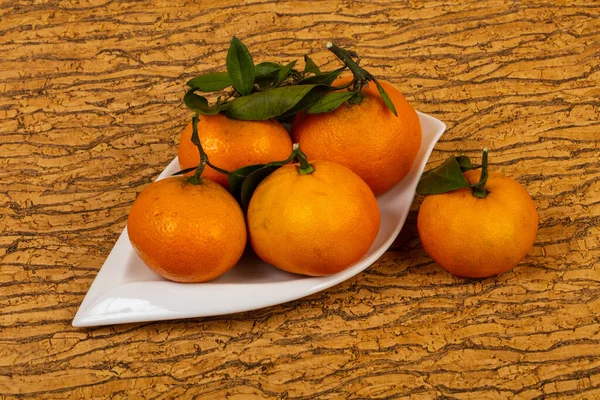 Süße Reife Mandarine Mit Grünen Blättern — Stockfoto