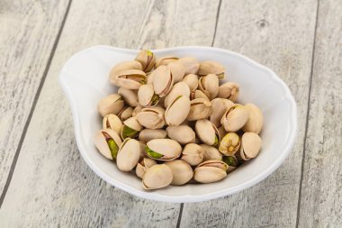 Fıstık ezmesi kabın içinde.