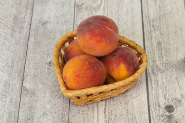 Tahta sepetteki olgun şeftali yığını