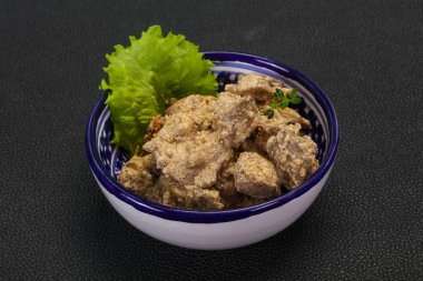 Kremalı ve kuru domatesli tavuk ciğeri kekik servis edildi.