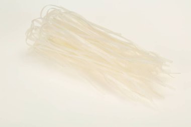 Çiğ pirinç eriştesi pişirmeye hazır.