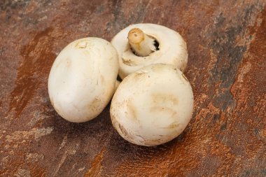 Raw Champignon hurdalığı yemek yapmaya hazır.