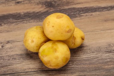 Genç, mevsimlik patates yığını pişirmeye hazır.