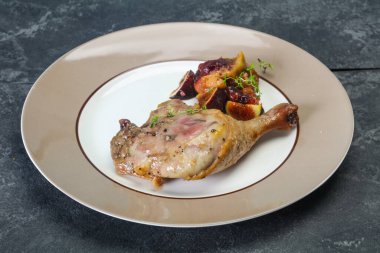 Kavrulmuş. Ördek. erik, incir ve elma ile bacak