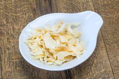 Hindistan cevizi kuru cipsi kasede atıştırmalık.