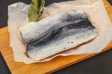 Güvertede deri ve baharatlı ringa filetosu.