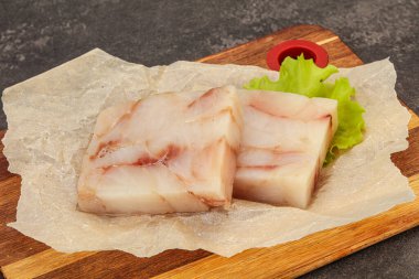 Pişirmek için çiğ balık filetosu.