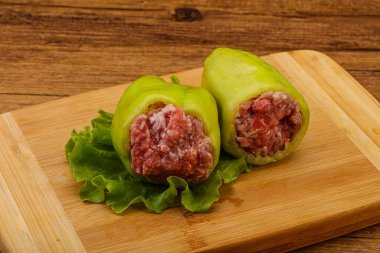 Pişirmek için çiğ biber ve et.