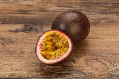 Tropik tutku meyvesi. Taze, tatlı, lezzetli ve olgun.