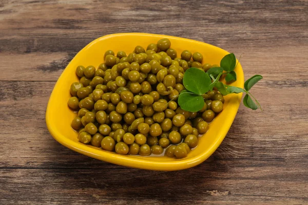 Guisantes Verdes Enlatados Tazón Servido Hojas —  Fotos de Stock