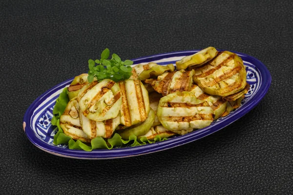 Gegrilde Aubergine Plakjes Geserveerd Basilicum Salade Bladeren — Stockfoto