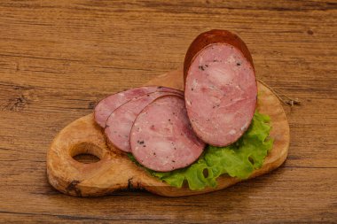 Baharatlı ve otlu füme jambon.