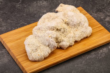 Kızartma için çiğ domuz eti şnitzel.