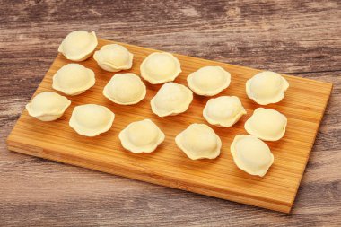 Pişirmek için çiğ etli börek.