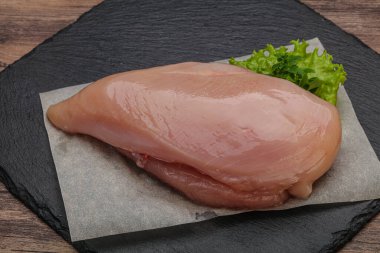 Pişirmek için çiğ tavuk göğsü.