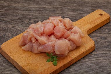 Pişirmek için çiğ tavuk göğsü.